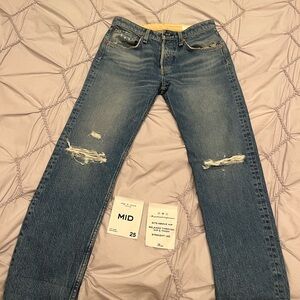 Rag and Bone Jeans size 25
Button fly mid rise ROSA